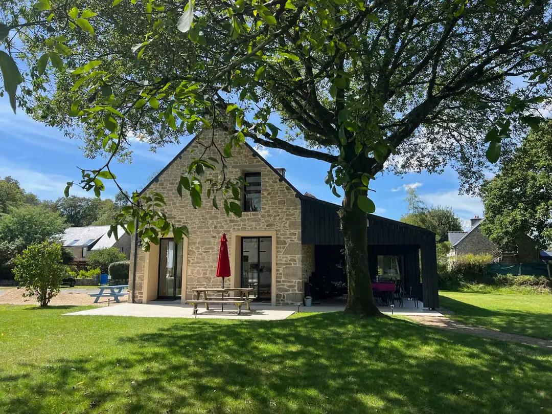 Maison Atlantique, une maison en pierre au milieu de son jardin, à Quistinic (Morbihan)