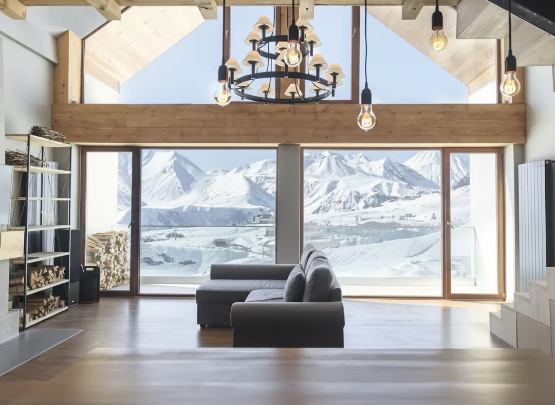 Maison Georgia, le séjour en double hauteur face aux montagnes du Caucase