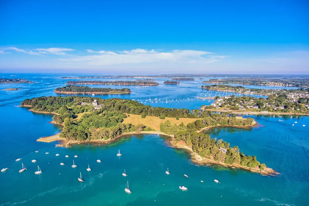 Le golfe du Morbihan vu du ciel, ses eaux turquoise et ses îles