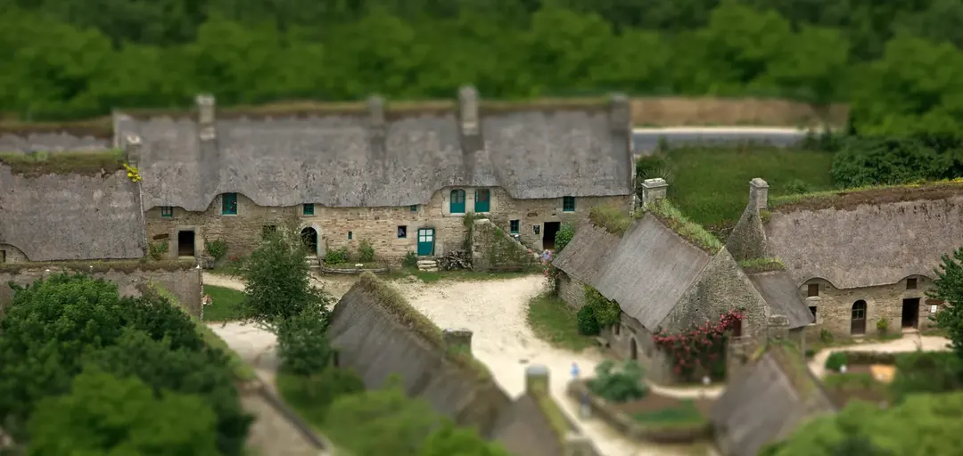 Poul Fétan, village breton restauré aux maisons de pierre et toits de chaume